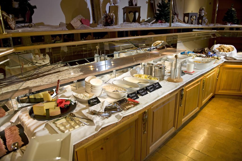 Hotel Quellenhof ลอยเคอร์บัด ภายนอก รูปภาพ