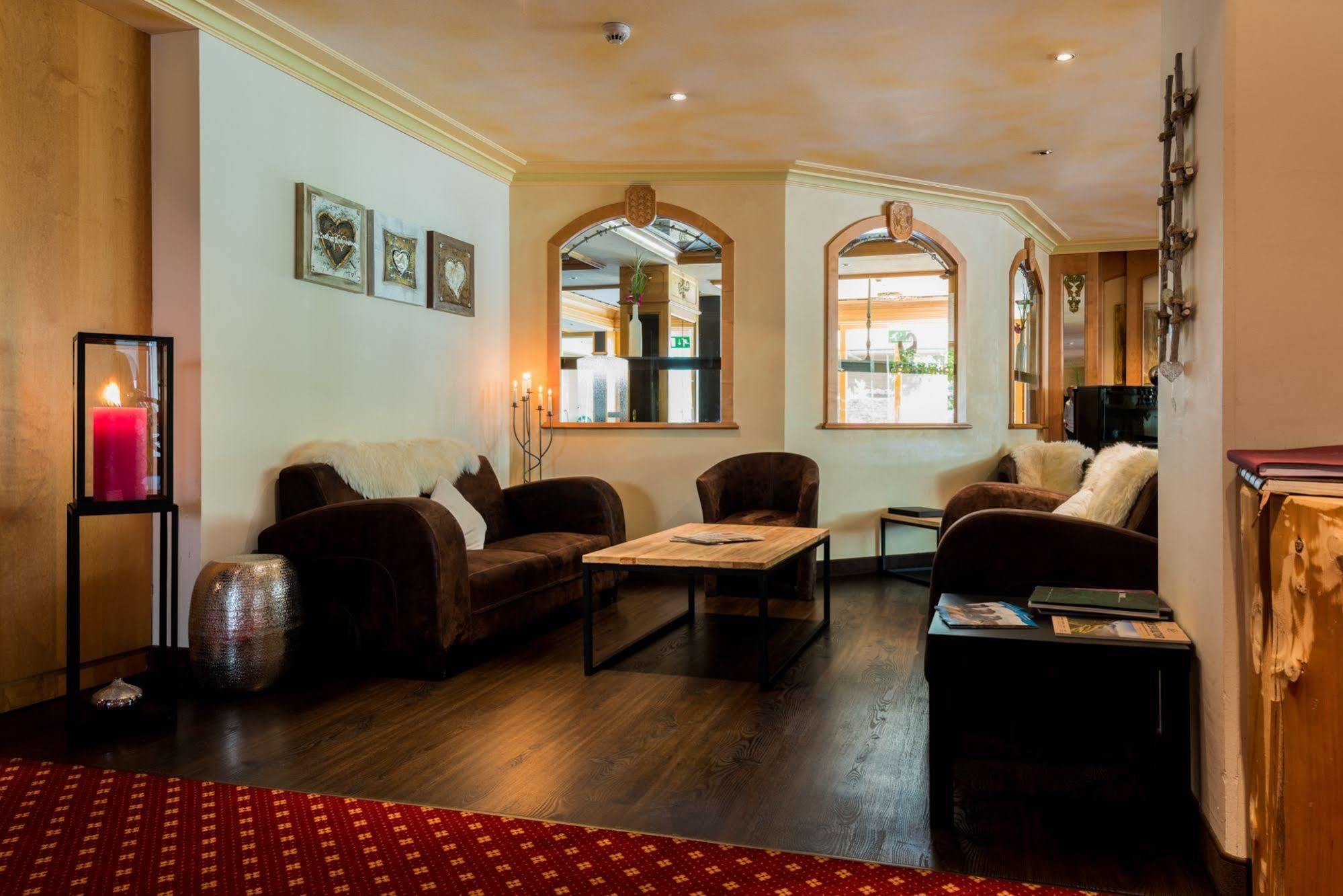 Hotel Quellenhof ลอยเคอร์บัด ภายนอก รูปภาพ
